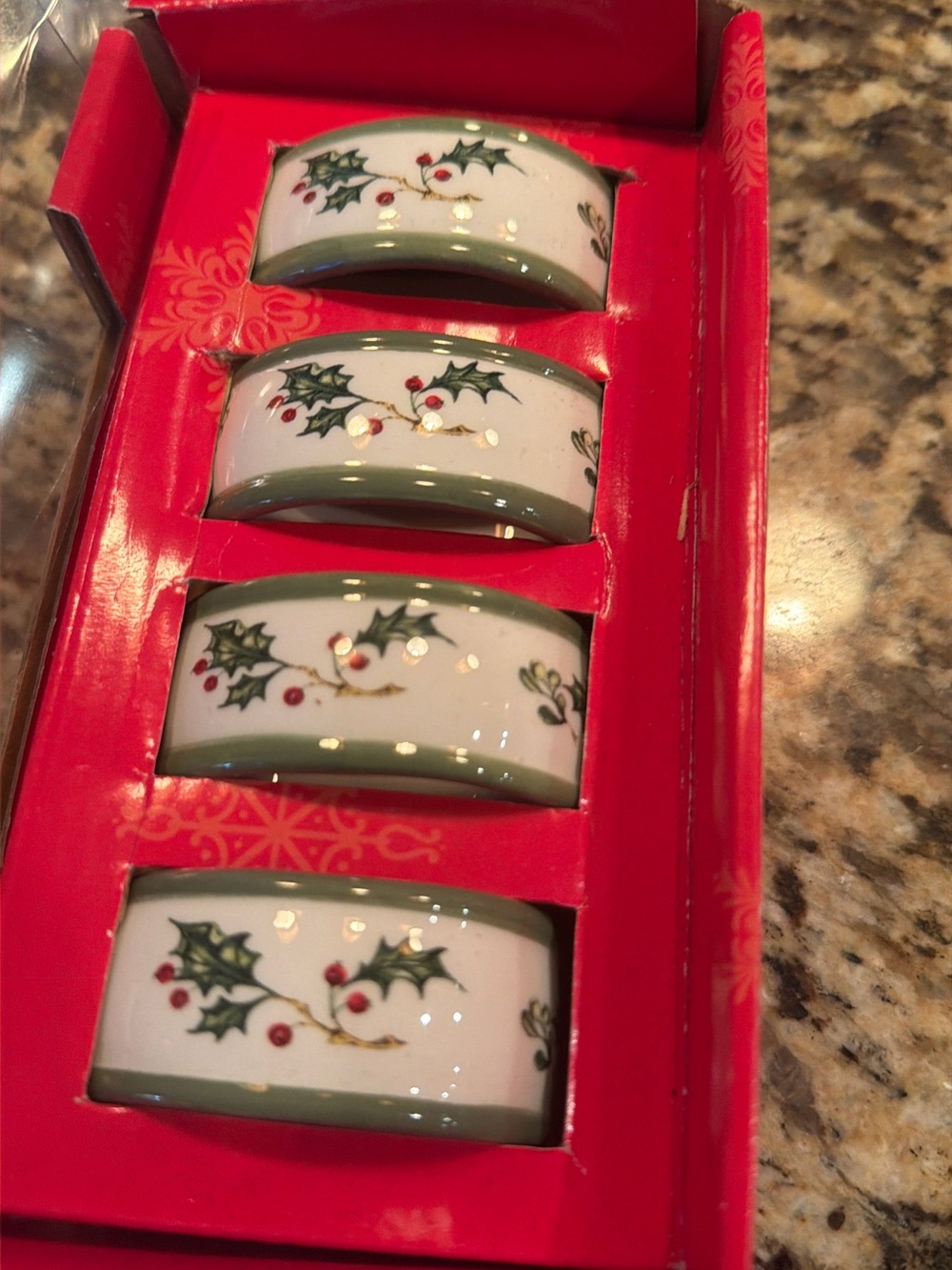 WONDERLAND Porcelain Holly Napkin Rings - White, Green & Red